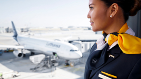 Lufthansa Flugbegleiter blickt auf Vorfeld